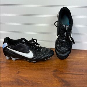 Nike men’s Tiempo Rio black, white, blue soccer athletic cleats. Size 8.5